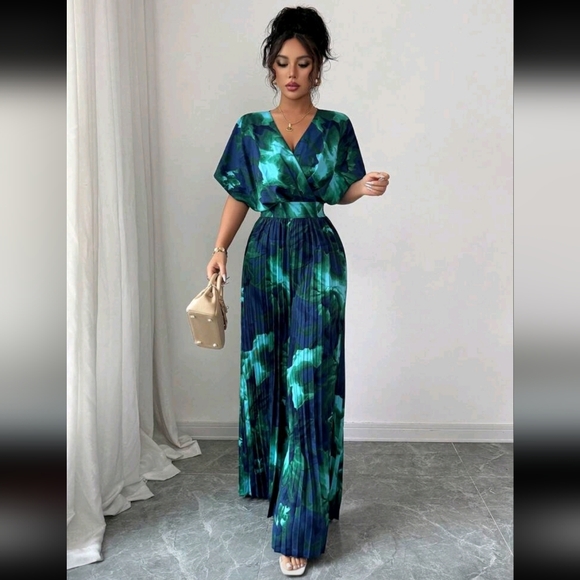 Elegant Green Pleated Jumpsuit - Picture 4 of 5